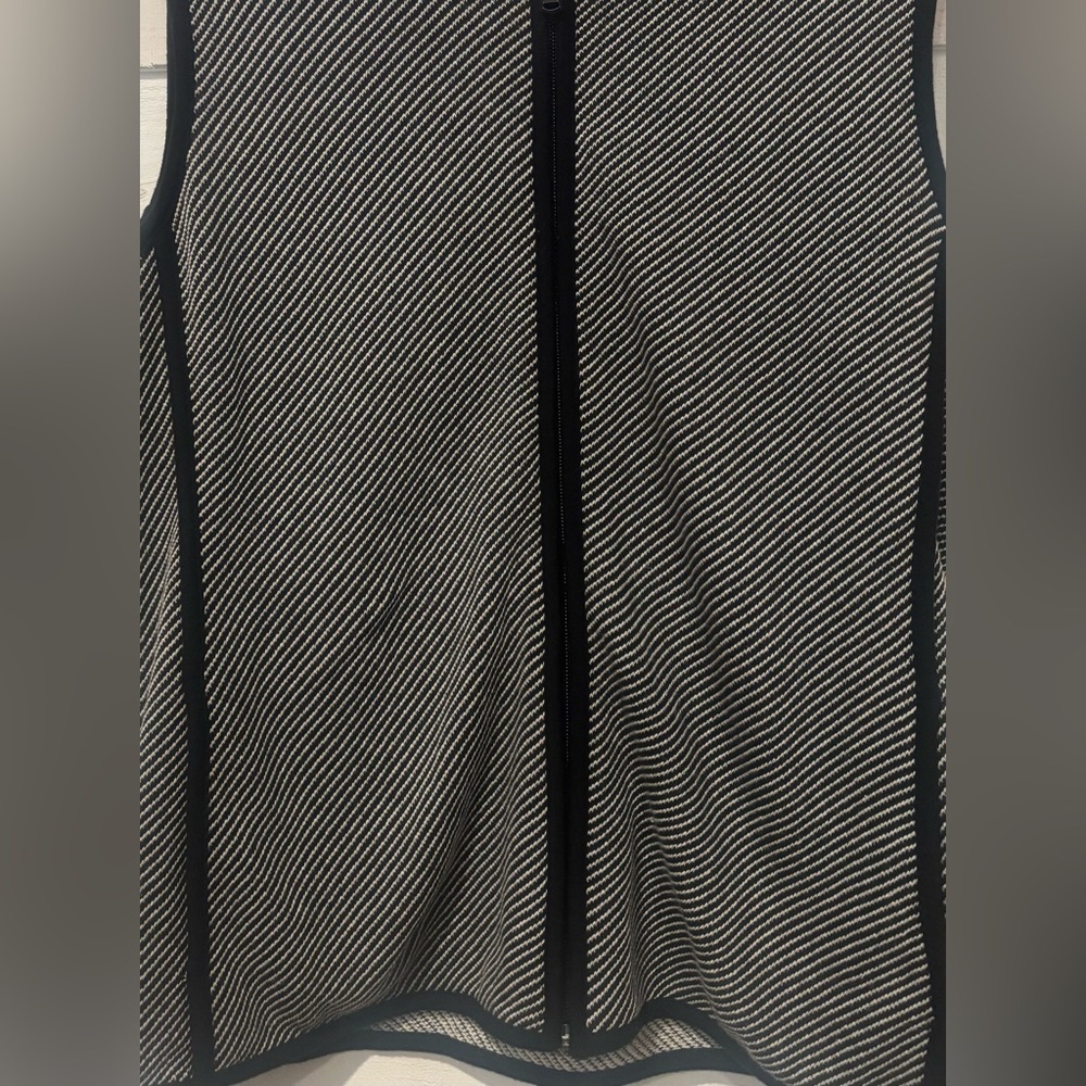 T by Talbots Sweater Vest
Black/White Sleeveless Knit
Womens Medium Petite - Picture 4 of 11